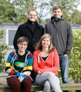 Unsere Video-Gruppe 2 hat sich in der Darmstädter Innenstadt nach den Lieblingsplätzen der Passanten umgehört. Auf dem Foto (sitzend): Maria und Sonja (rechts). Stehend: Sascha und Marvin (rechts) Foto: Anne Bäurle